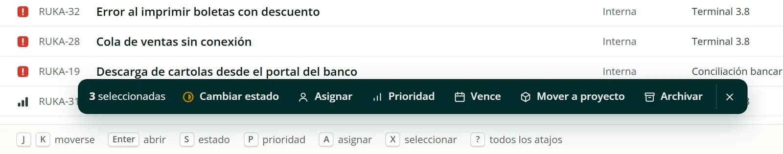 Tres tareas seleccionadas en Melonhelp Tasks con la barra Cambiar estado, Asignar, Prioridad, Vence, Mover a proyecto y Archivar, y la barra de atajos de teclado abajo